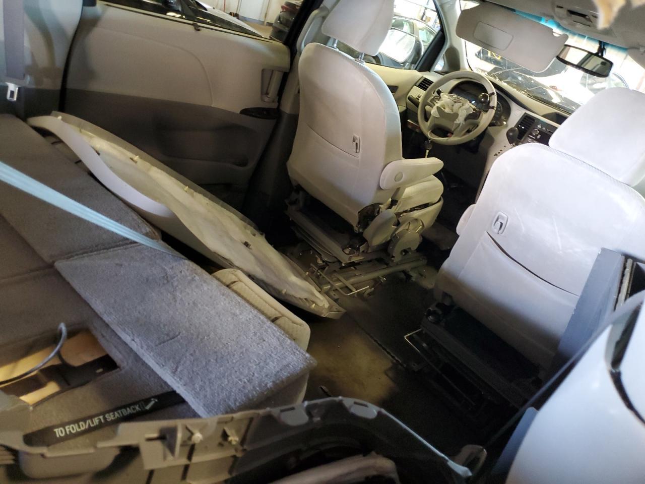 2011 TOYOTA SIENNA