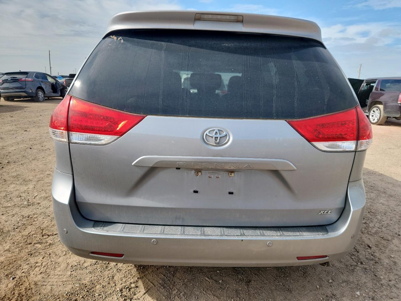 2011 TOYOTA SIENNA