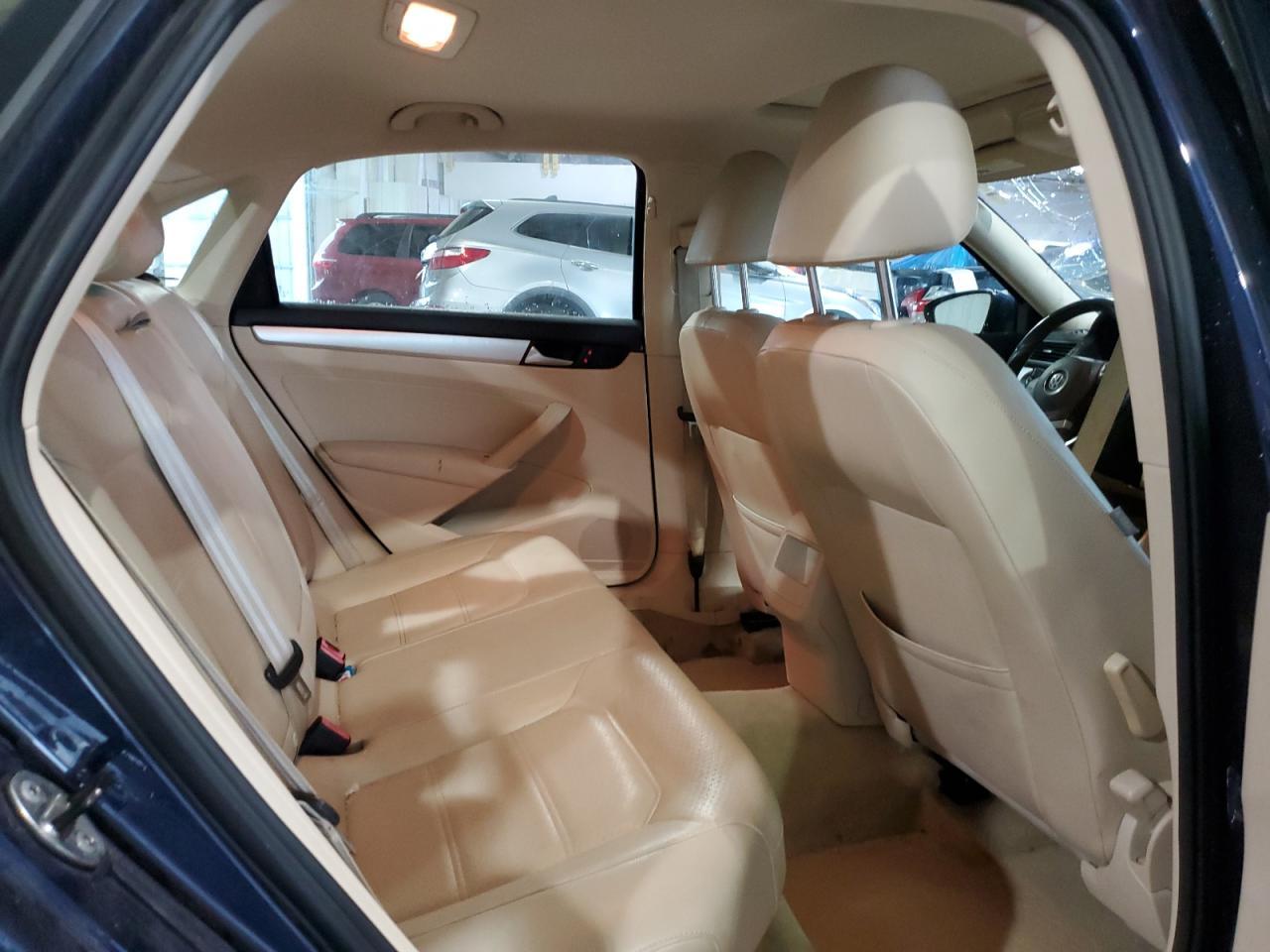 2012 VOLKSWAGEN Passat
