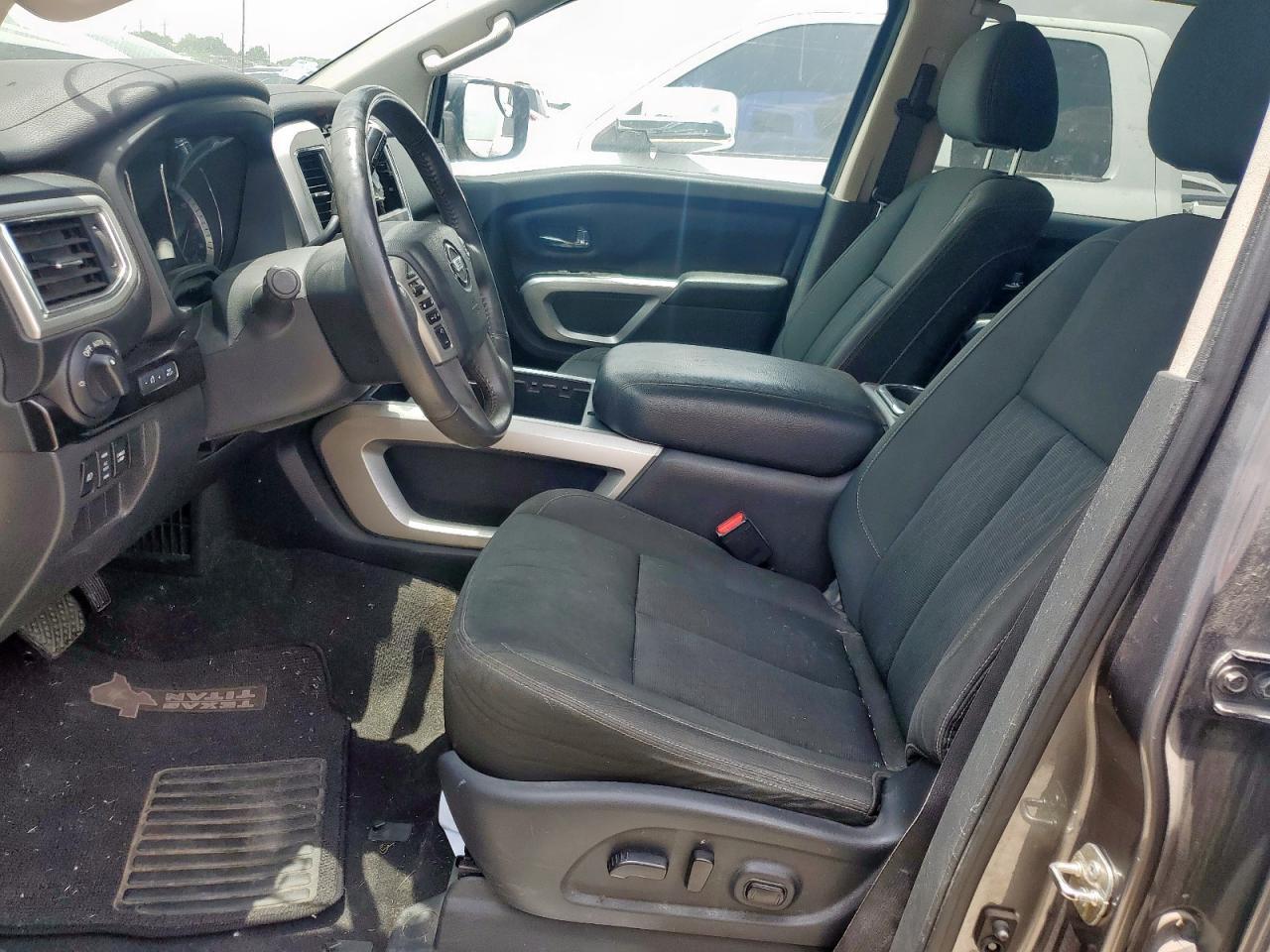 2017 NISSAN Titan