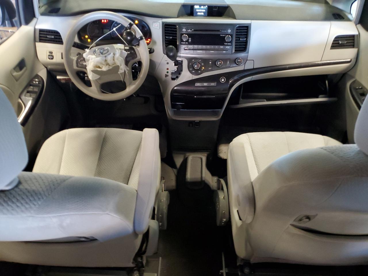 2011 TOYOTA SIENNA