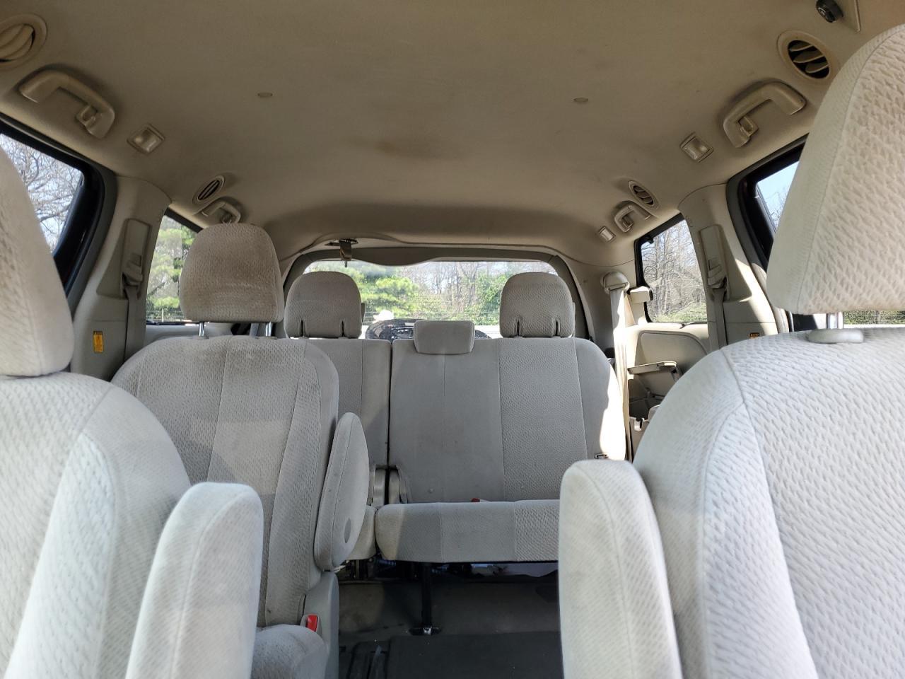 2011 TOYOTA SIENNA