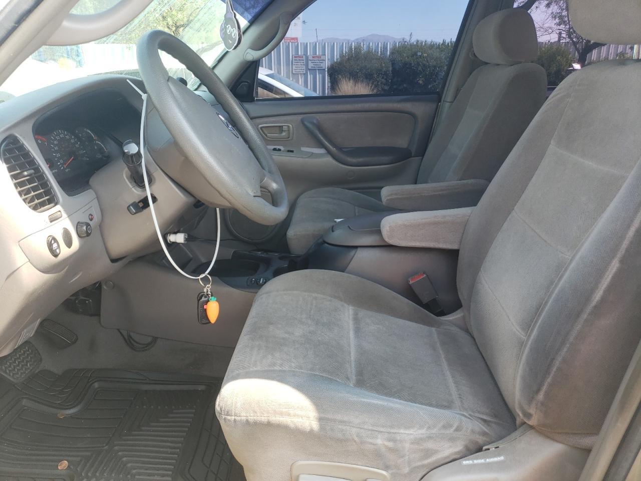 2004 TOYOTA Sequoia