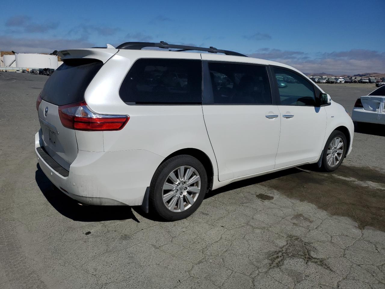 2017 TOYOTA SIENNA