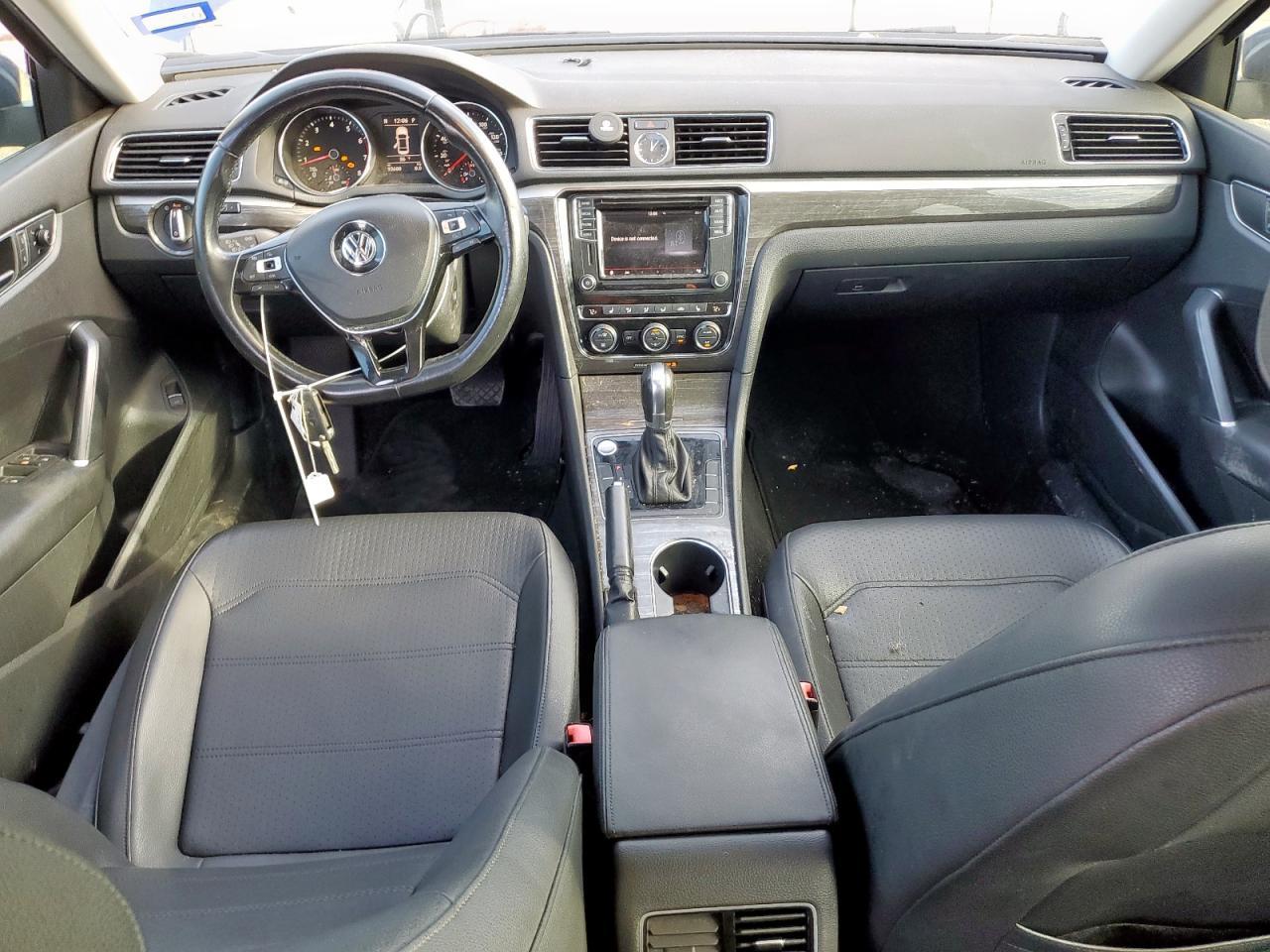2017 VOLKSWAGEN Passat