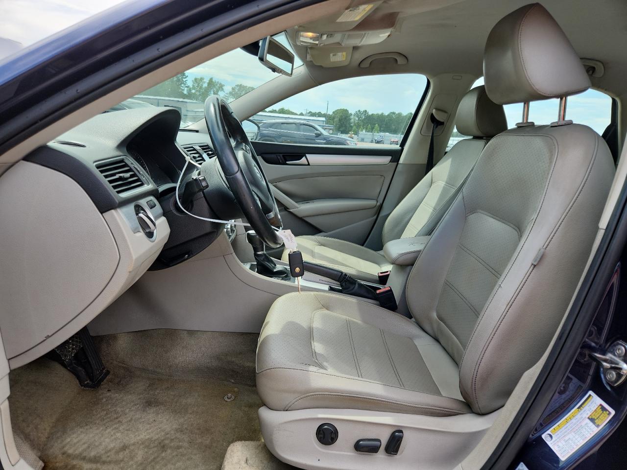 2012 VOLKSWAGEN Passat