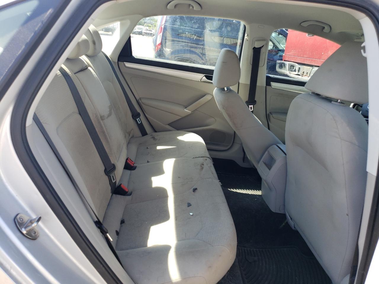 2016 VOLKSWAGEN Passat
