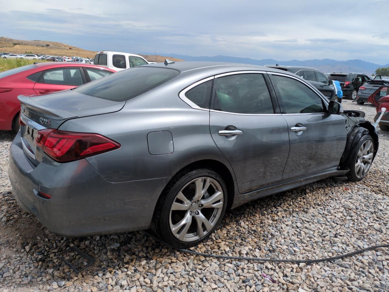 2016 INFINITI Q70
