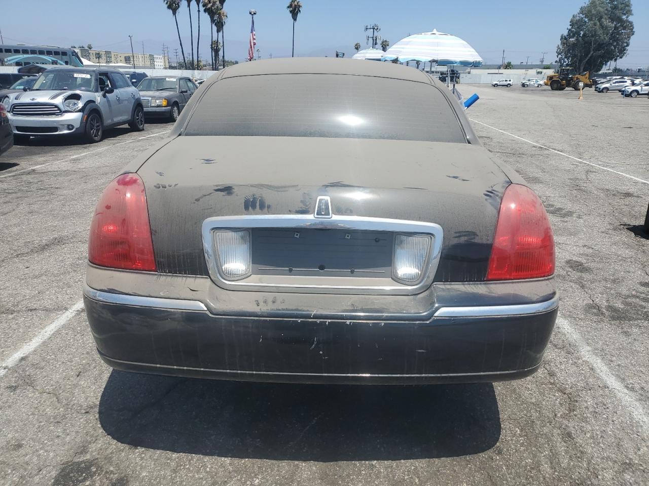 2005 LINCOLN Town Car