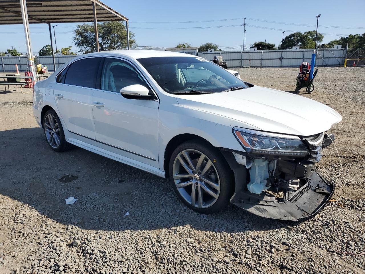2017 VOLKSWAGEN Passat