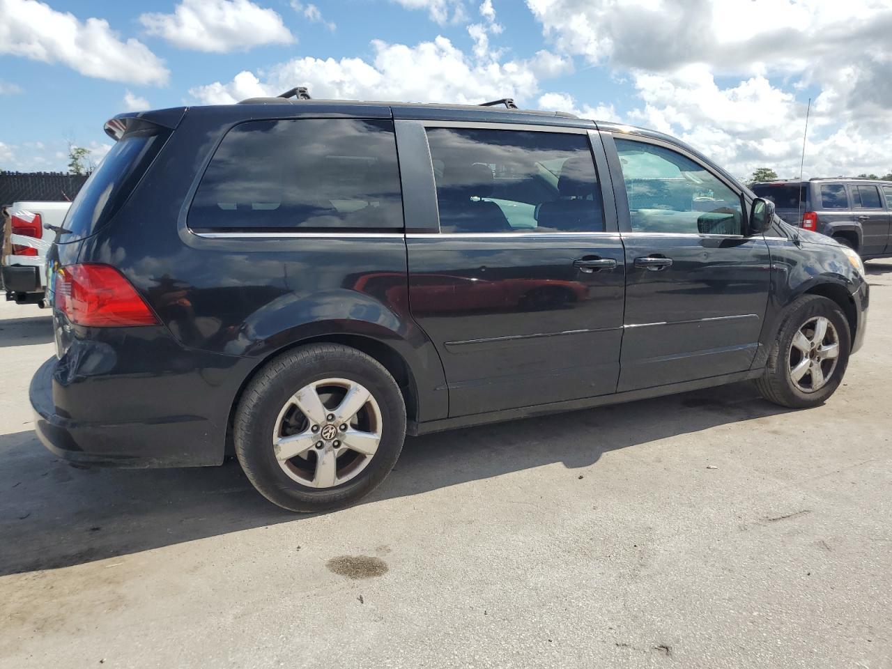 2011 VOLKSWAGEN Routan