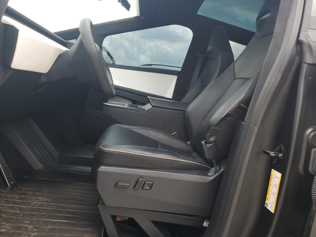 2024 TESLA Cybertruck