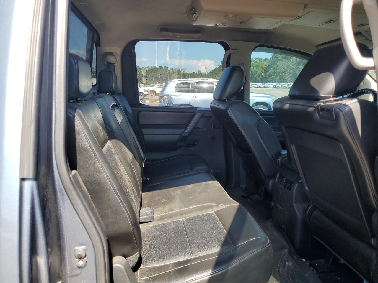 2011 NISSAN Titan