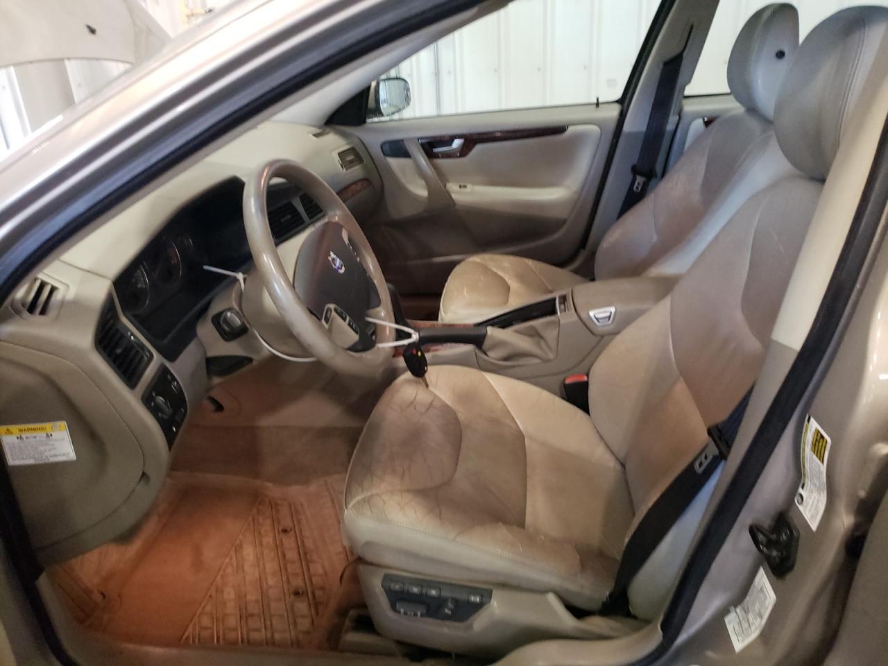 2005 VOLVO V70