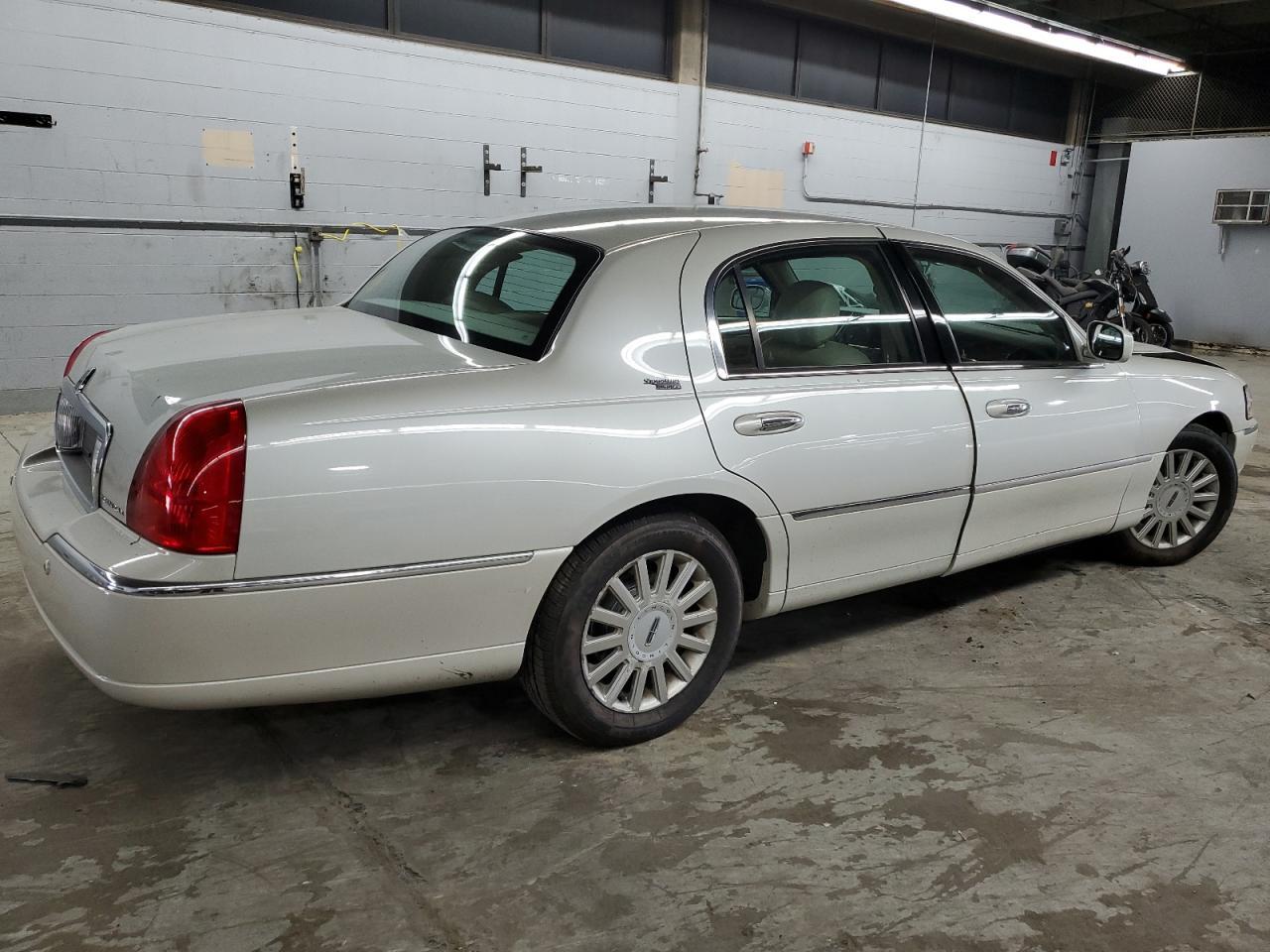2005 LINCOLN Town Car