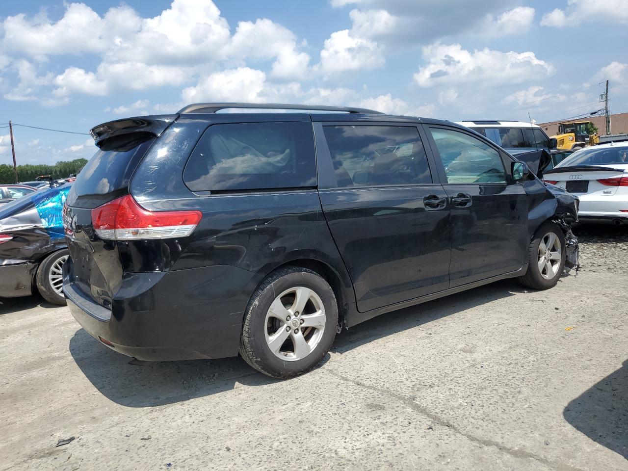 2011 TOYOTA SIENNA