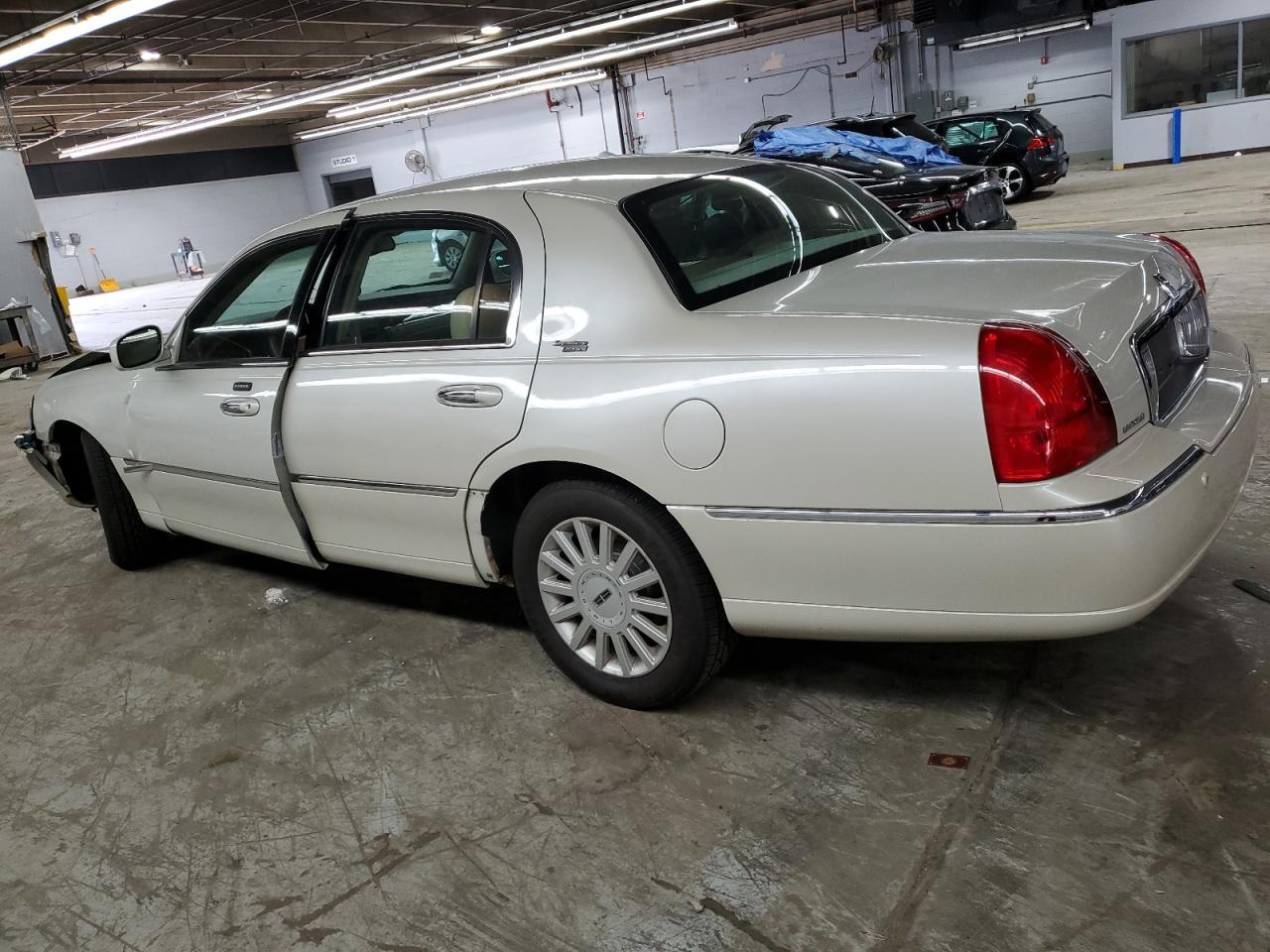2005 LINCOLN Town Car