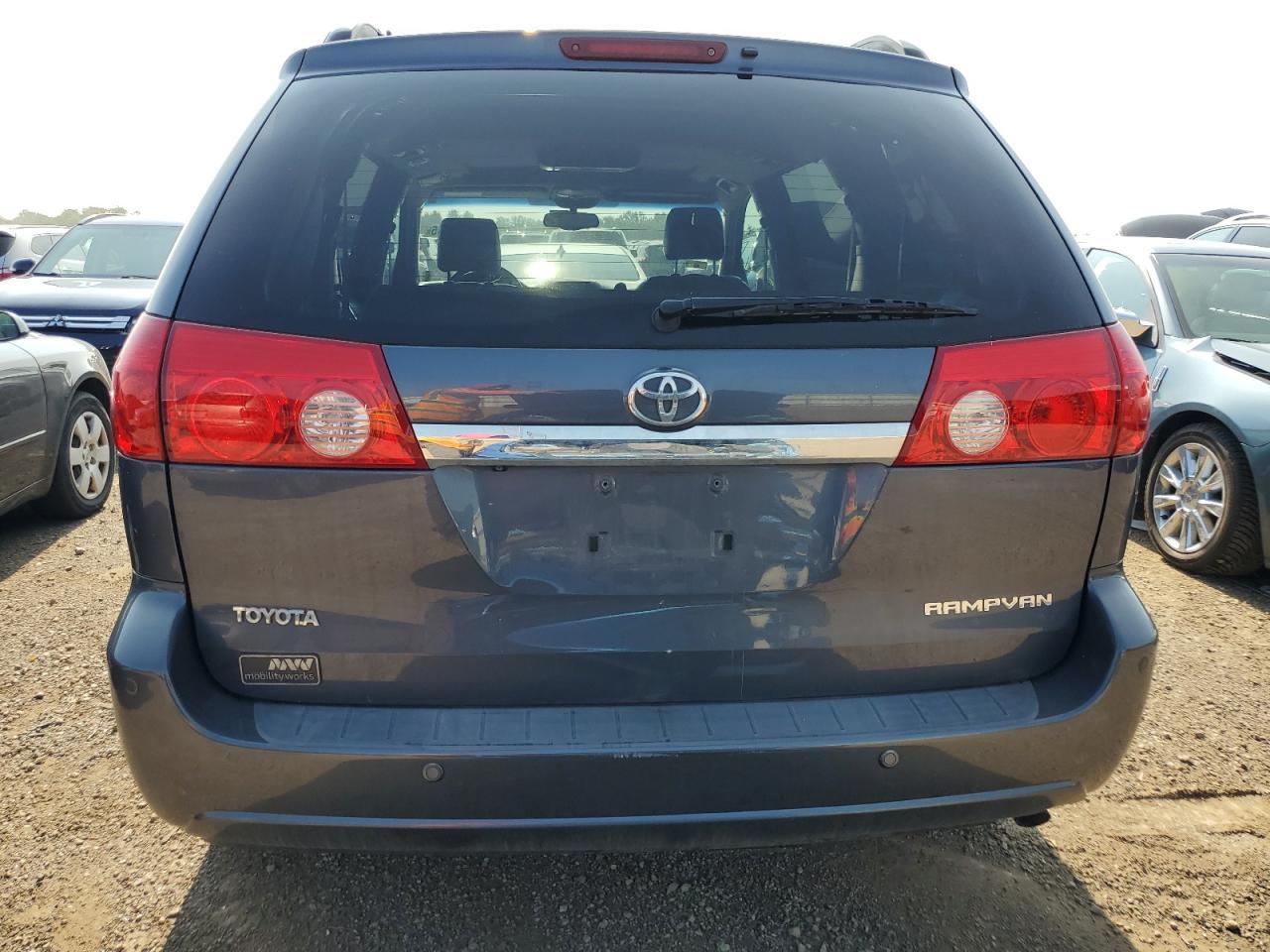 2006 TOYOTA SIENNA