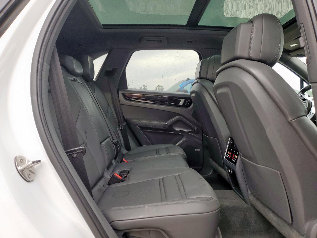 2021 PORSCHE CAYENNE