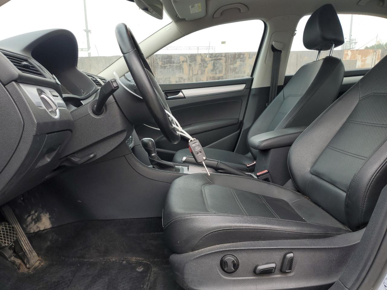 2012 VOLKSWAGEN Passat