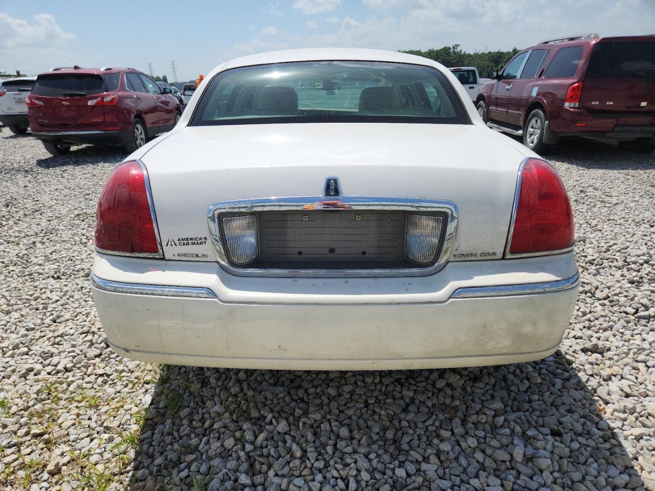 2011 LINCOLN Town Car