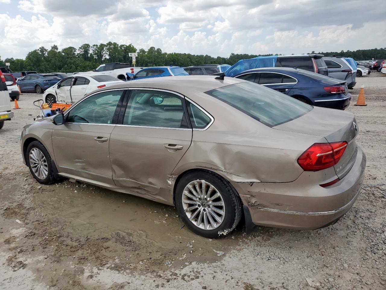 2016 VOLKSWAGEN Passat