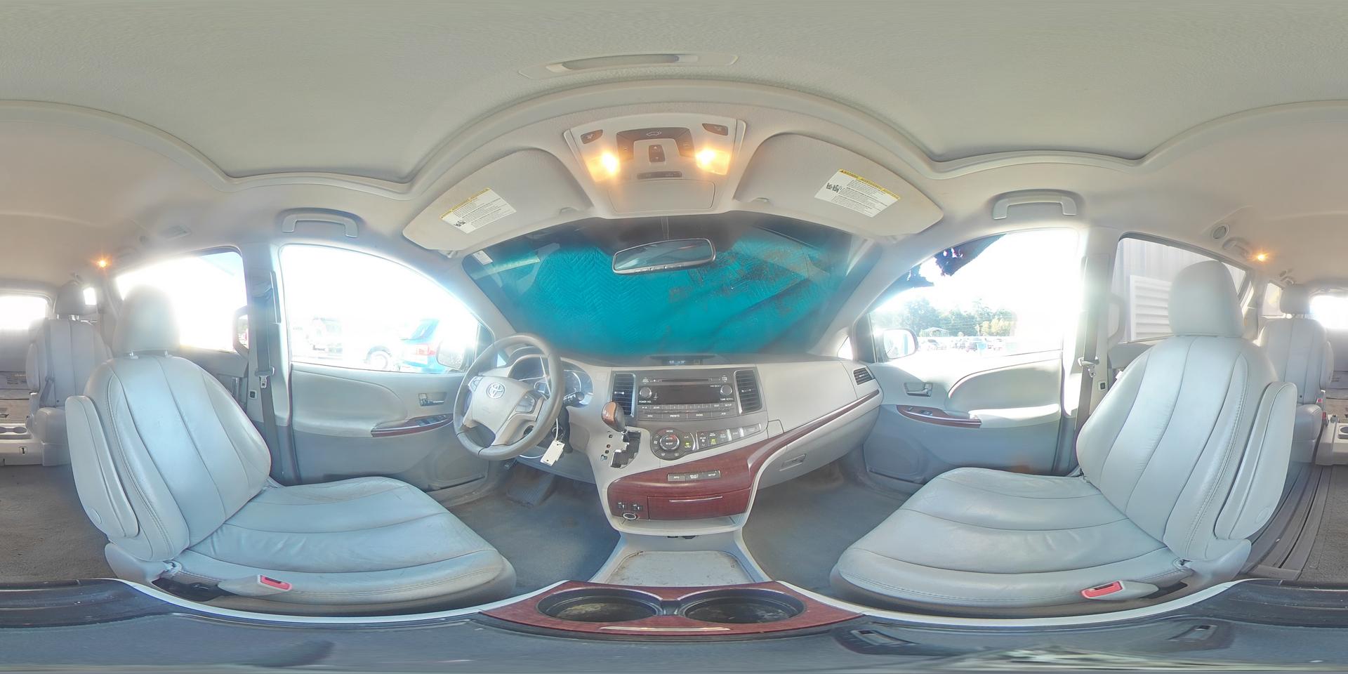 2012 TOYOTA SIENNA