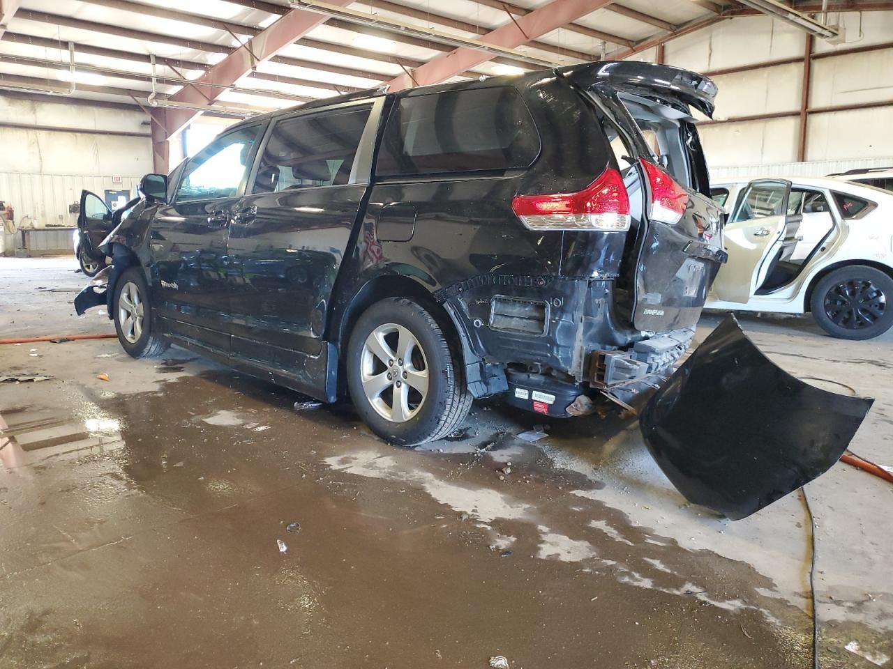 2011 TOYOTA SIENNA