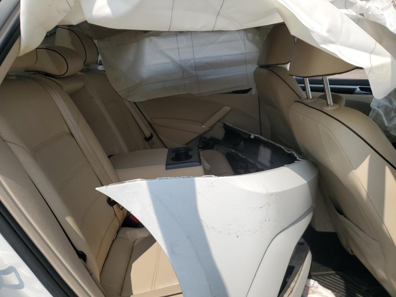 2016 VOLKSWAGEN Passat