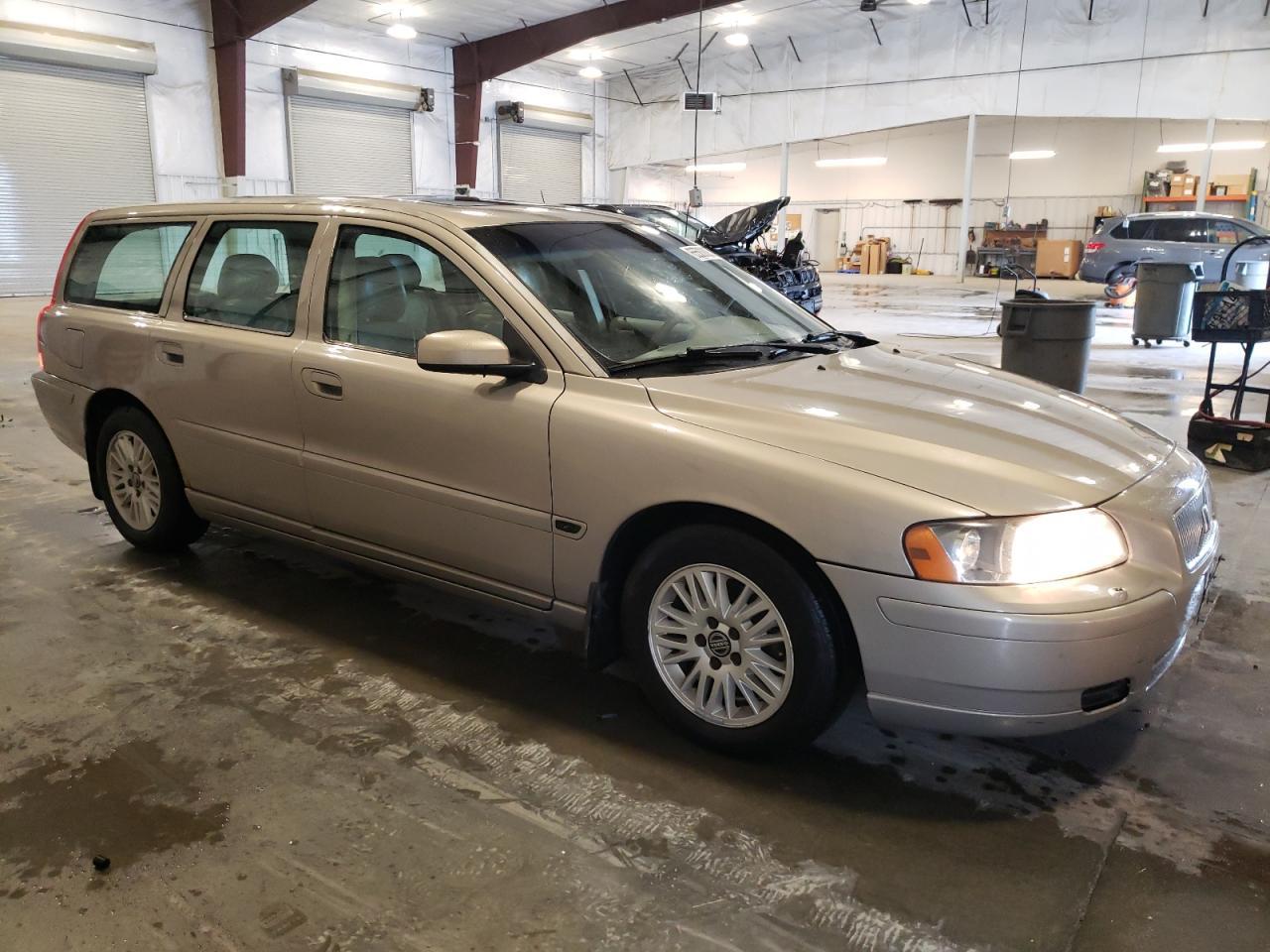 2005 VOLVO V70