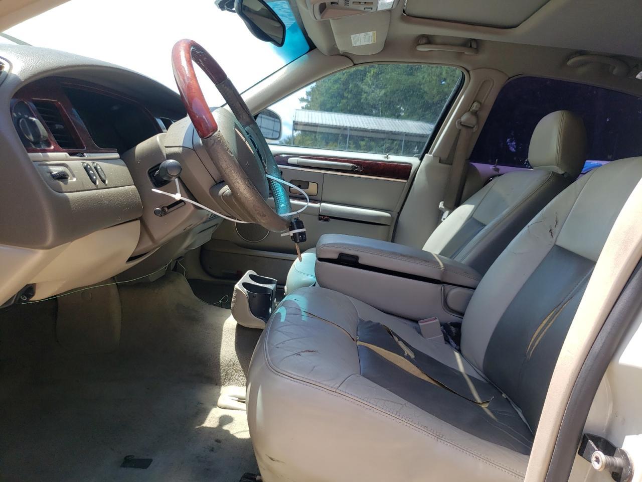 2005 LINCOLN Town Car