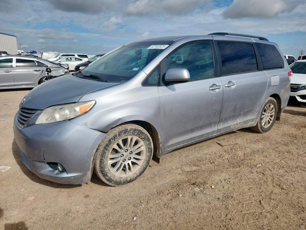 2011 TOYOTA SIENNA