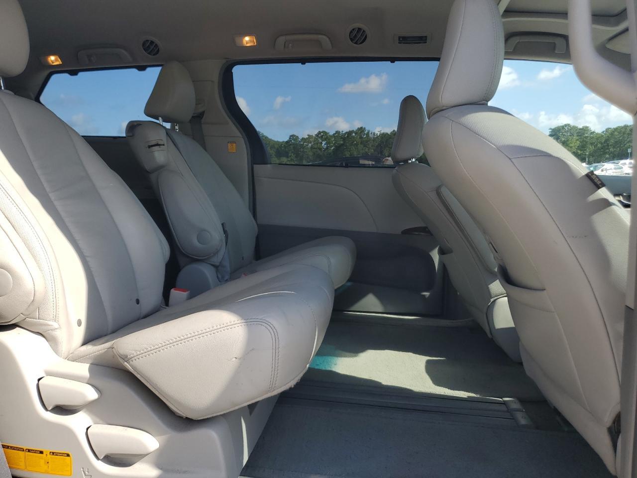 2012 TOYOTA SIENNA