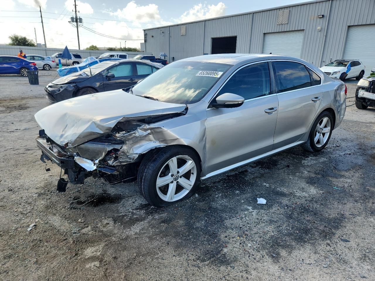 2012 VOLKSWAGEN Passat