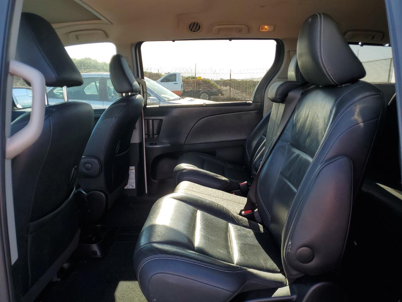 2016 TOYOTA SIENNA