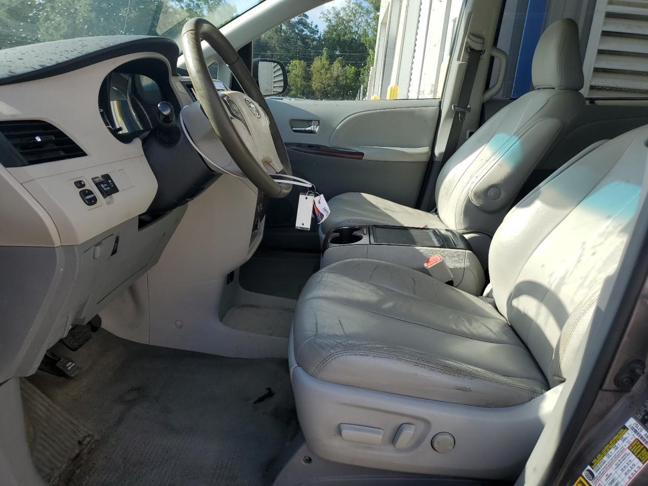 2012 TOYOTA SIENNA