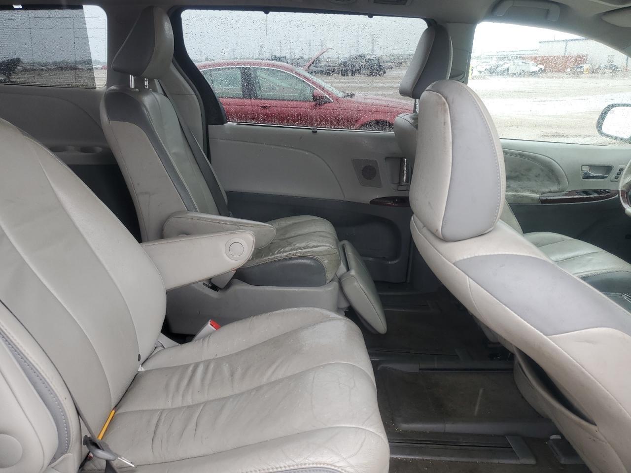2013 TOYOTA SIENNA