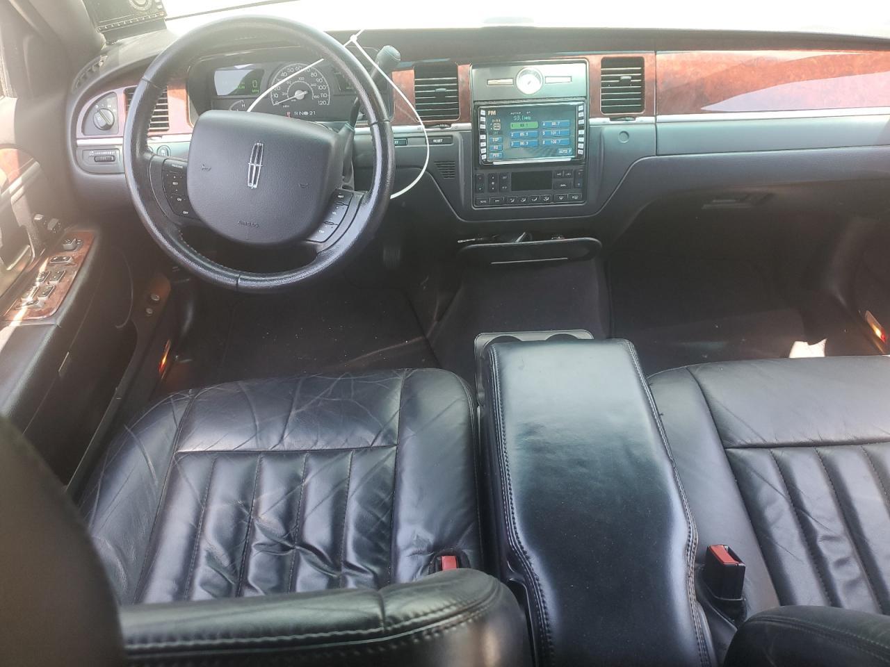 2005 LINCOLN Town Car