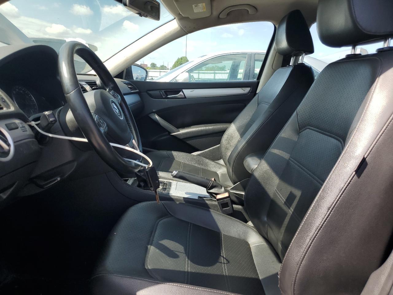 2012 VOLKSWAGEN Passat