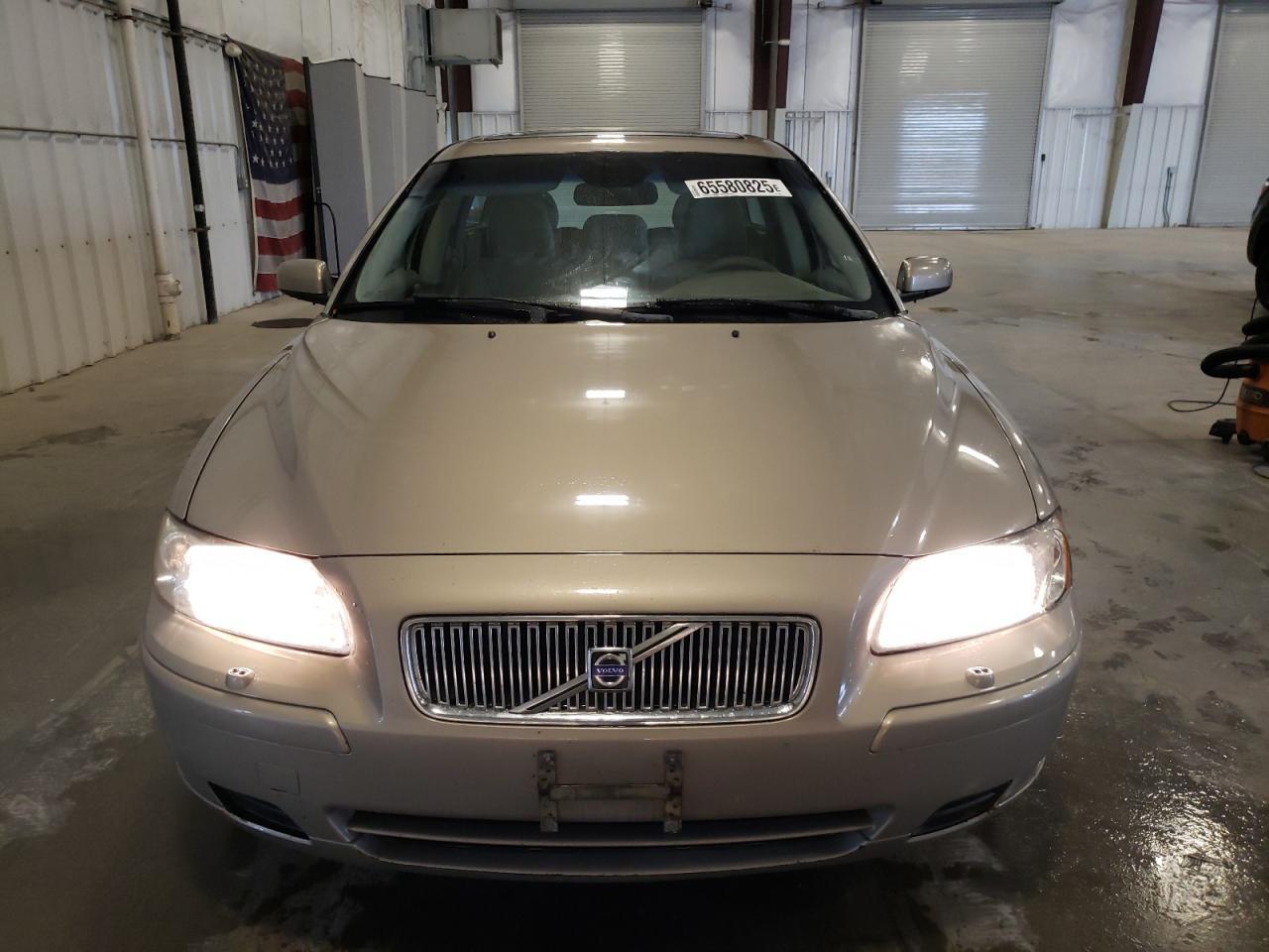 2005 VOLVO V70