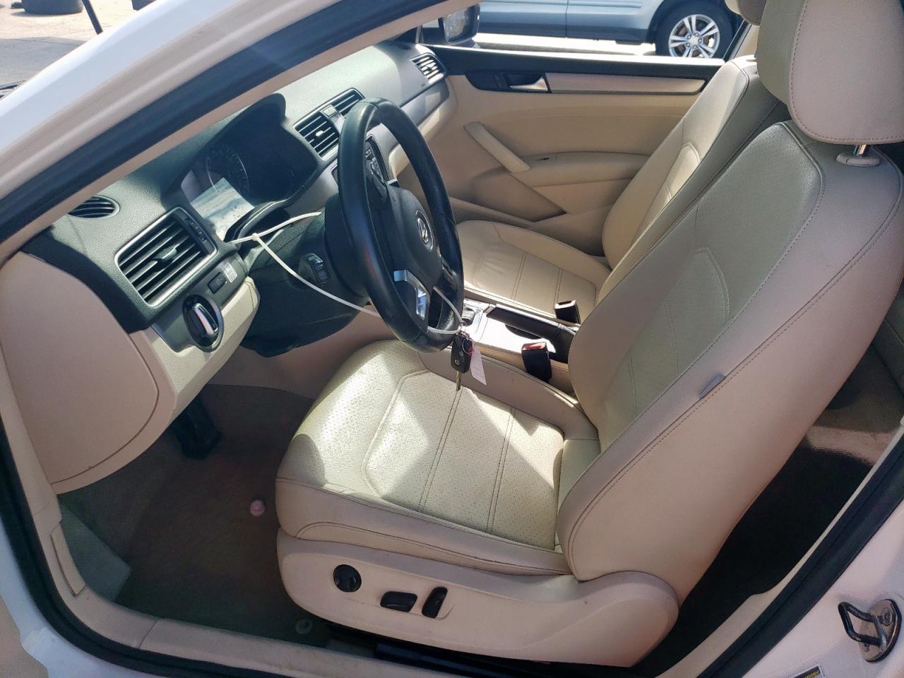 2014 VOLKSWAGEN Passat