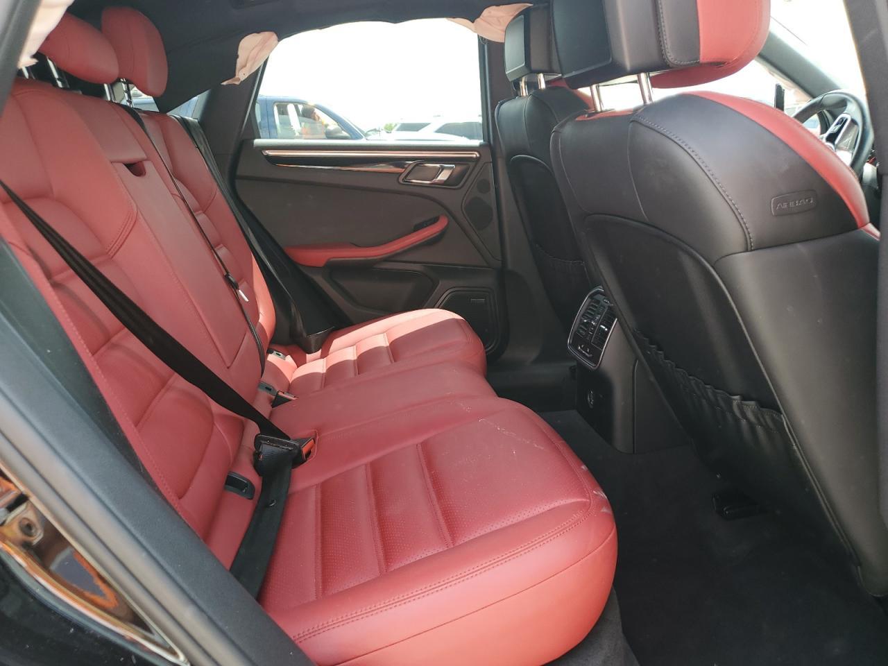 2017 PORSCHE Macan