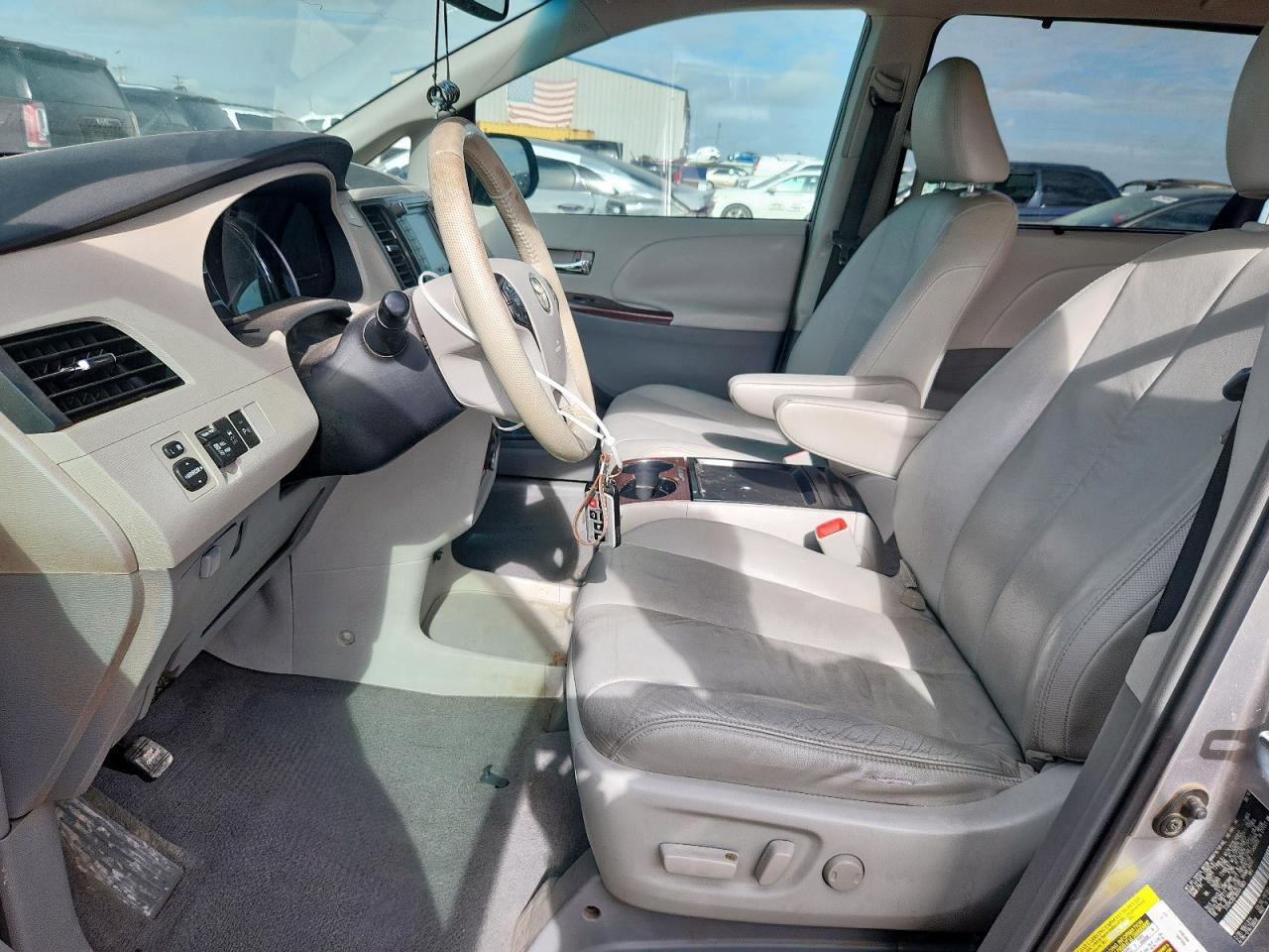 2011 TOYOTA SIENNA