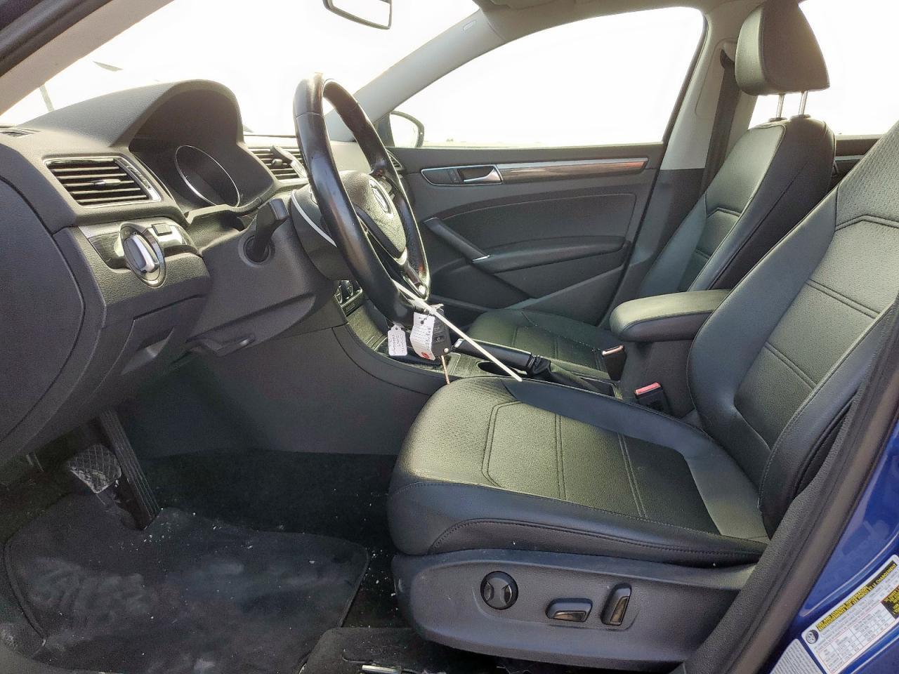 2017 VOLKSWAGEN Passat