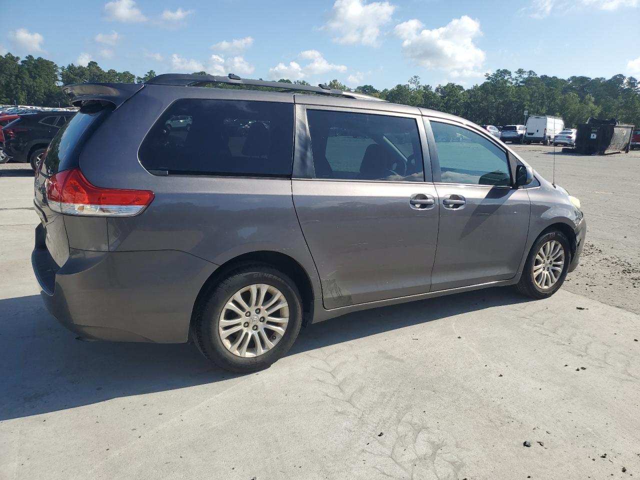 2012 TOYOTA SIENNA
