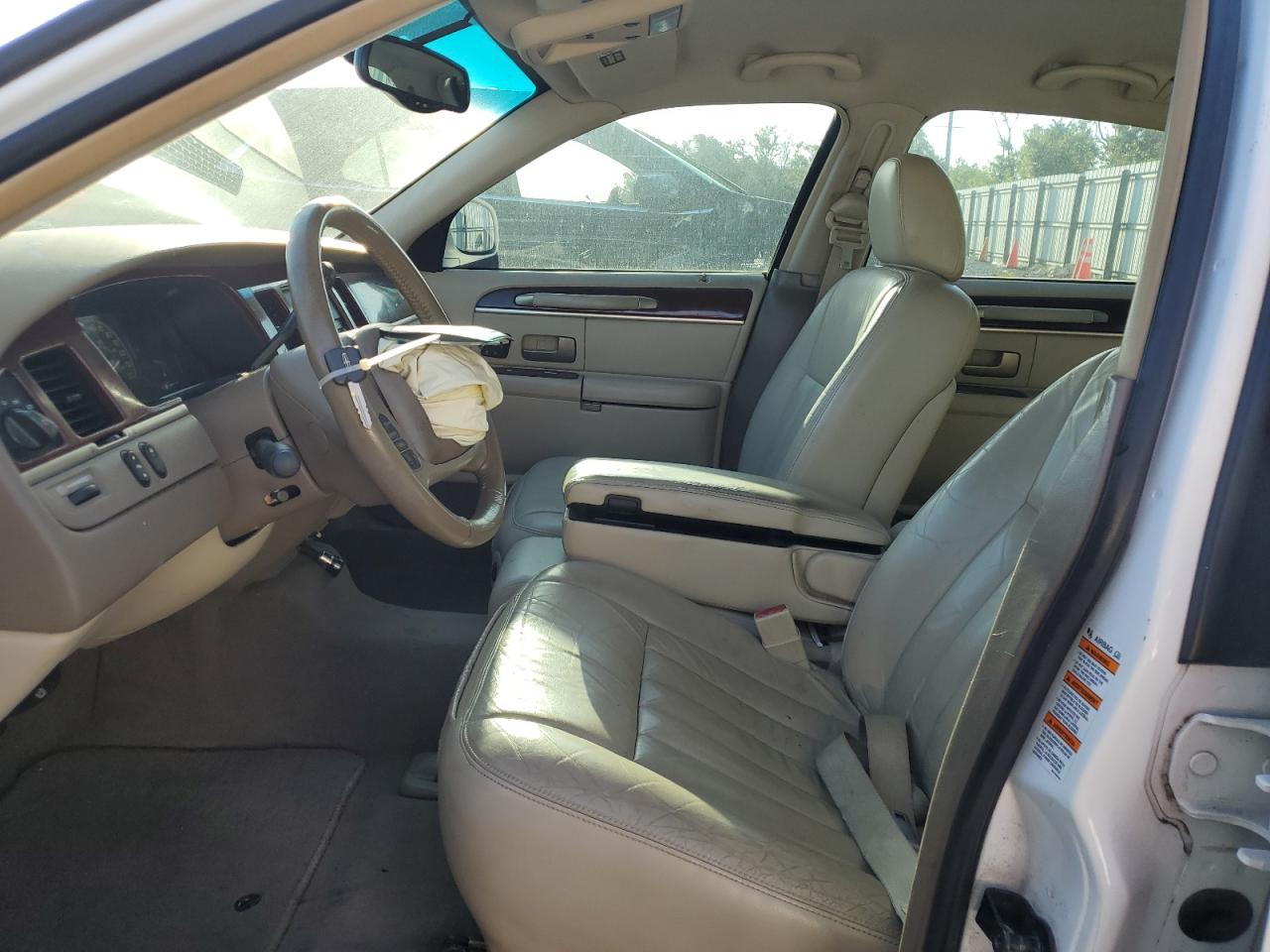 2003 LINCOLN Town Car