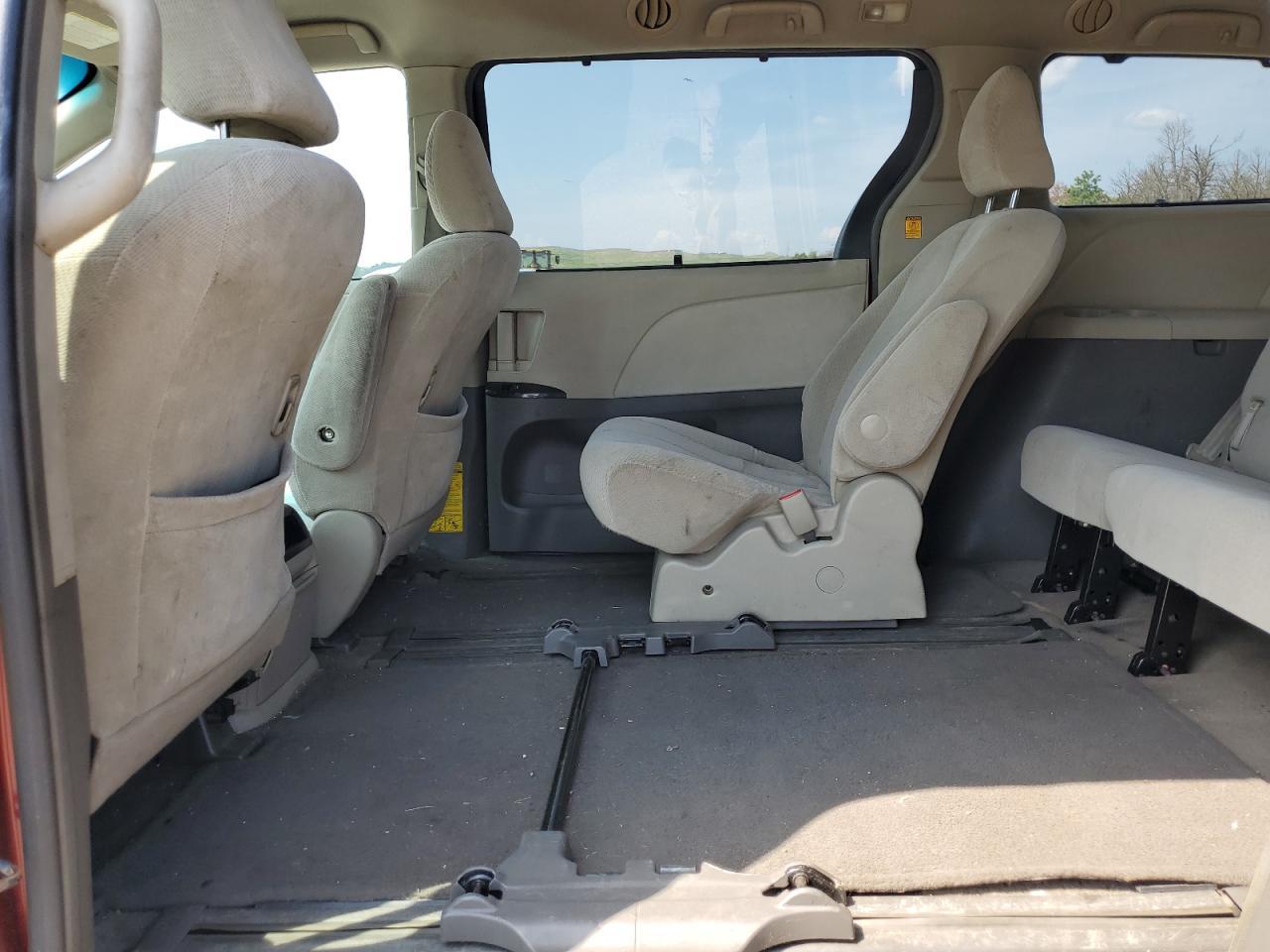 2011 TOYOTA SIENNA