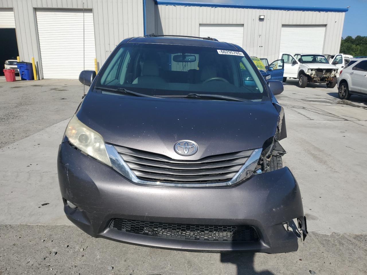 2012 TOYOTA SIENNA