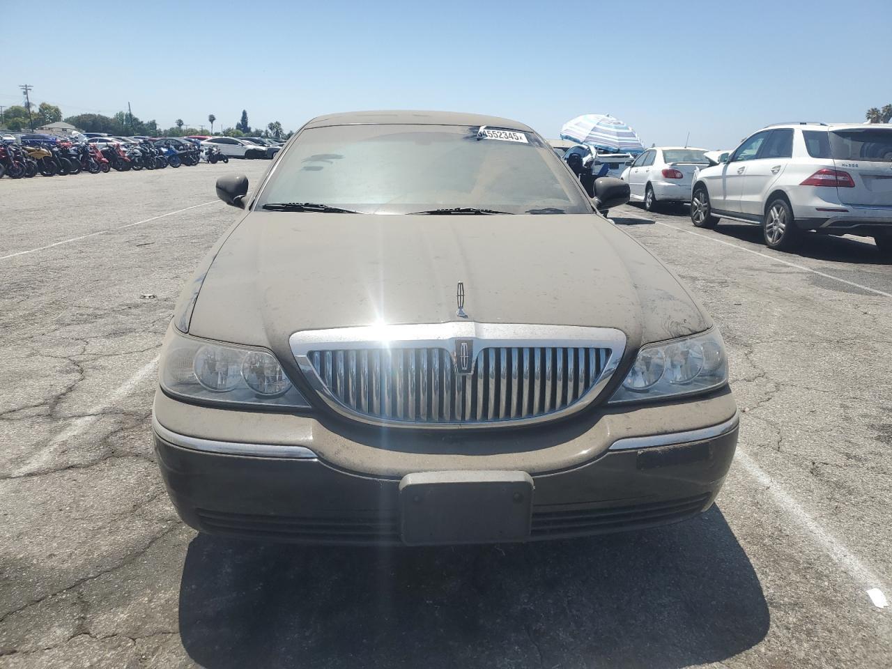 2005 LINCOLN Town Car