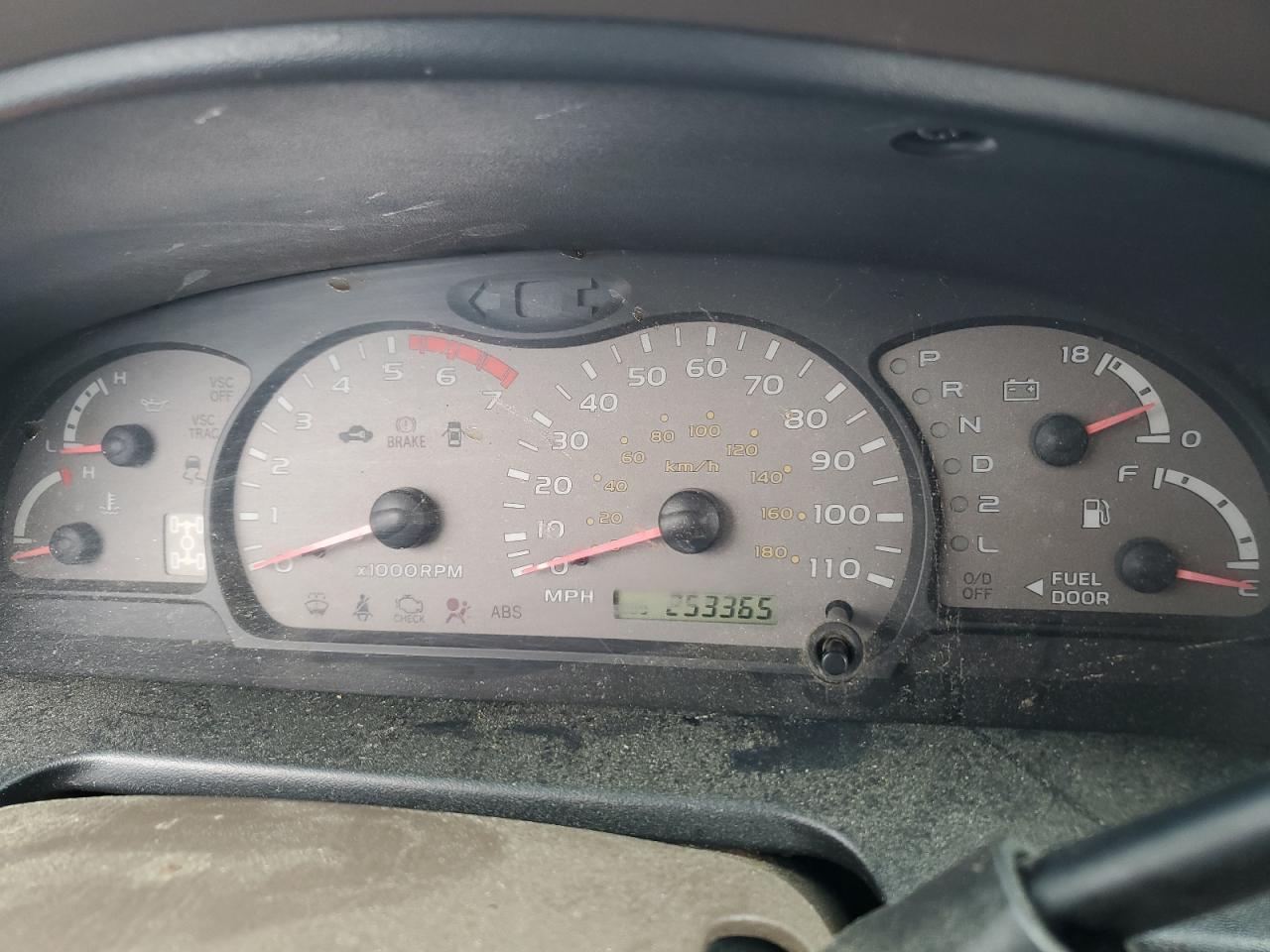 2004 TOYOTA Sequoia